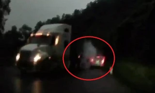 Container ôm cua tốc độ cao, đâm ô tô con thảm khốc