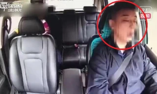 Clip: Tài xế ngủ gật, taxi đấu đầu xe tải thảm khốc