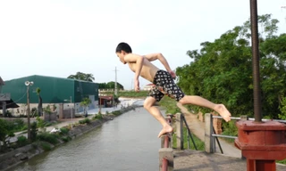 Thanh niên nhảy gần chục mét xuống tắm kênh thủy lợi ở Hà Nội