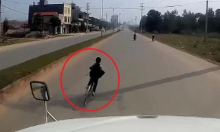 Clip: Bé trai sang đường kiểu cảm tử, dọa tài xế container một phen hú vía