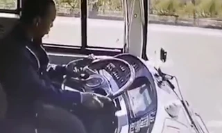 Mải dùng điện thoại, tài xế xe buýt gây tai nạn nghiêm trọng