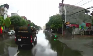 Xe Limousine đi nhanh cố tình phanh gấp gây tai nạn