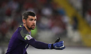 Thủ môn Australia “nhảy múa” như... Đặng Văn Lâm khiến Uzbekistan ôm hận