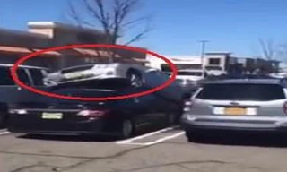 Tài xế nhầm chân ga, xe bay lên nóc ôtô khác