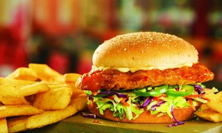 Ăn đồ ăn nhanh trong nhiều năm, cậu bé suýt bị mù và điếc