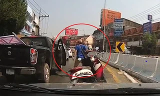 Lấy gạch ném vỡ kính ôtô, tài xế bị đánh hội đồng