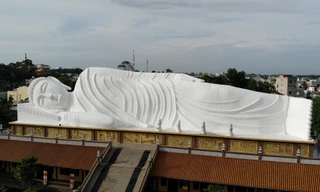 Tượng Phật nằm trên mái chùa dài nhất Châu Á ở Bình Dương