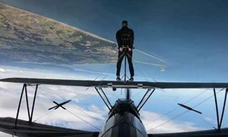 Đứng tim khoảnh khắc người đàn ông ‘đi bộ’ trên cánh máy bay