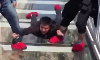 Những hình ảnh hài hước khi du khách đi qua cầu kính