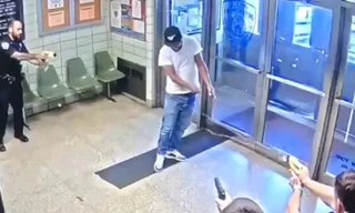 Người đàn ông chạy vào đồn cảnh sát Mỹ xin được bắn chết