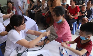 Hàng trăm người khám sức khỏe sau vụ cháy Rạng Đông