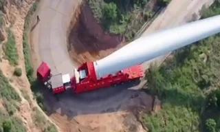 Tài xế chở cánh quạt 70 m trên đường đèo