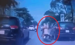 Mải nhìn bình sữa rơi trên đường, 2 mẹ con suýt mất mạng dưới bánh ô tô