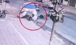 Taxi điên vọt ga lao vào 2 phụ nữ bên đường, một nạn nhân kẹt cứng dưới bánh xe