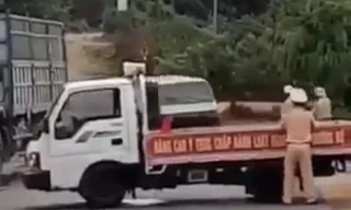 Video: Xe 12 chỗ lao thẳng vào CSGT đang chốt chặn trên đường, 1 người bị thương