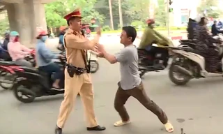 Người đàn ông tấn công cảnh sát để 'giải cứu' bạn nhậu