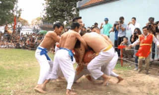 Trai Hà thành mình trần lao vào cướp cầu đầu Xuân