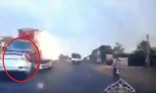 Clip: Ô tô con lao sang làn ngược chiều, tông trực diện container