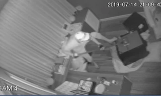 Camera ghi cảnh trộm đục két sắt, trộm 5 tỷ nhà ca sĩ Nhật Kim Anh