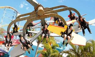 Du khách chóng mặt khi tự lái máy bay xoay 360 độ ở Australia