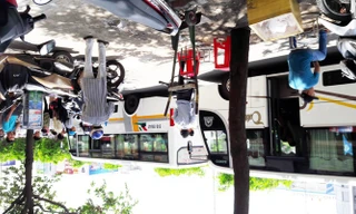 TPHCM: Cận cảnh xe khách ngang nhiên đón khách giữa phố