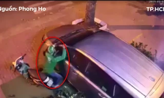 Kẻ trộm dùng vai bẻ kính ôtô chưa đến 2 giây ở TP.HCM