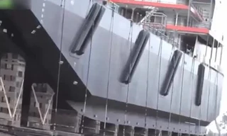 Cận cảnh màn hạ thủy những con tàu “siêu khủng”