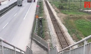 Hải Dương: Thiếu tiền thi công, cầu vượt đi bộ dẫn thẳng xuống quốc lộ 5