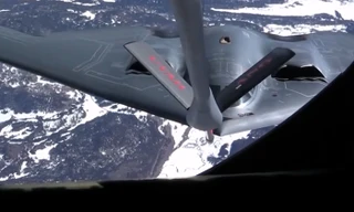 Xem máy bay ném bom tàng hình B-2 tiếp nhiên liệu trên không