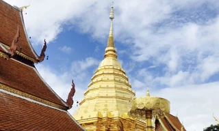 Ngôi chùa hơn 600 tuổi với bảo tháp mạ vàng ở Thái Lan