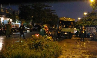 Cảnh sát cơ động dầm mưa phong tỏa Công ty Alibaba