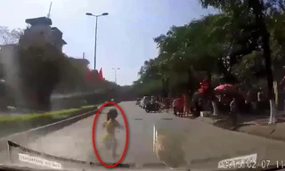 Video: Khoảnh khắc bé gái chạy tạt đầu ô tô khiến người xem thót tim