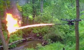 Súng phun lửa gắn lên drone