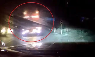 Xe khách vượt ẩu, suýt gây tai nạn trong đêm