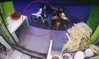 Không cảnh giác, cô gái bị cướp điện thoại ngay trước quán nước mía