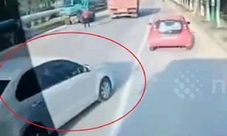 Tài xế ôtô Trung Quốc chặn xe buýt cho vợ bắt kịp chuyến xe