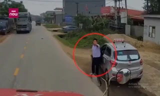 Tài xế taxi chặn đầu, rút ống tuýp đòi 'ăn thua' với tài xế container