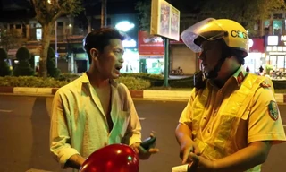 Clip:Người vi phạm nói mình 'không biết chữ' để xin xỏ CSGT và cái kết