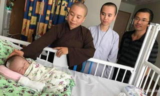 Em bé Việt Nam bị bỏ rơi treo trên cây xuất viện sau khi điều trị tại Singapore