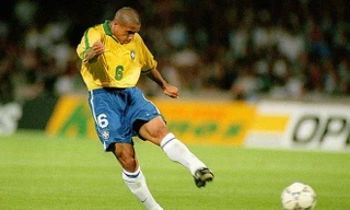 Roberto Carlos tái hiện cú sút phạt 'quả chuối' ở tuổi 46