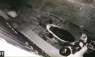 Thanh niên bẻ khóa, trộm xe máy trong phút chốc