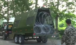 Cỗ xe rải 100 m hàng rào thép gai trong 20 giây