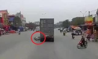 Clip: Xe máy SH tự ngã ra đường, 2 người tử vong dưới bánh container