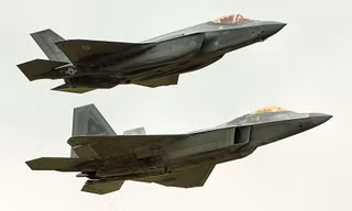 Cảm giác tuyệt vời khi bay tạo đội hình cùng tiêm kích F-22