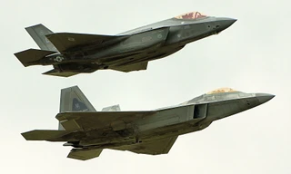 Cảm giác tuyệt vời khi bay tạo đội hình cùng tiêm kích F-22