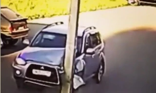 Video: Tài xế húc ô tô vào cột 'mọc' giữa đường khiến xe móp đầu