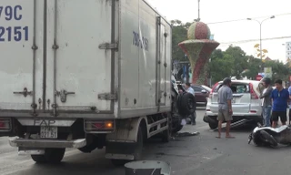 Xe tải lao thẳng vào hàng xe dừng đèn đỏ ở Quảng Bình