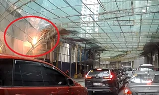 Clip: Cần cẩu rơi từ tầng 34 xuống đường trong giờ cao điểm