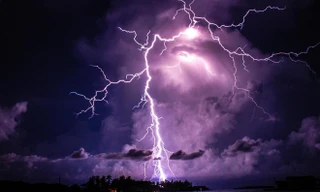 Ngắm hồ nước bị sét đánh liên hoàn suốt 300 ngày/năm