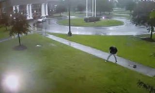 Kinh hãi khoảnh khắc sét đánh trúng ô người đàn ông đang đi bộ